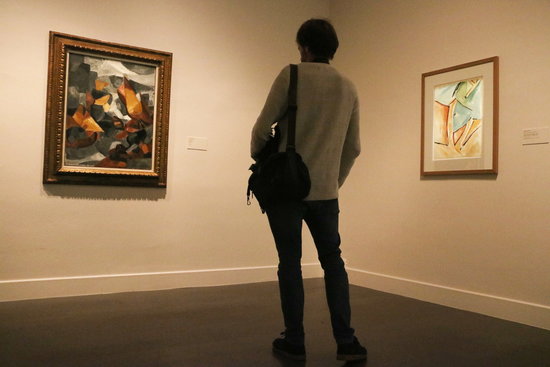A museum-goer looking at paintings by Picasso and Picabia at 'Picasso-Picabia. La pintura en qüestió' on October 11 2018 (by Pau Cortina)